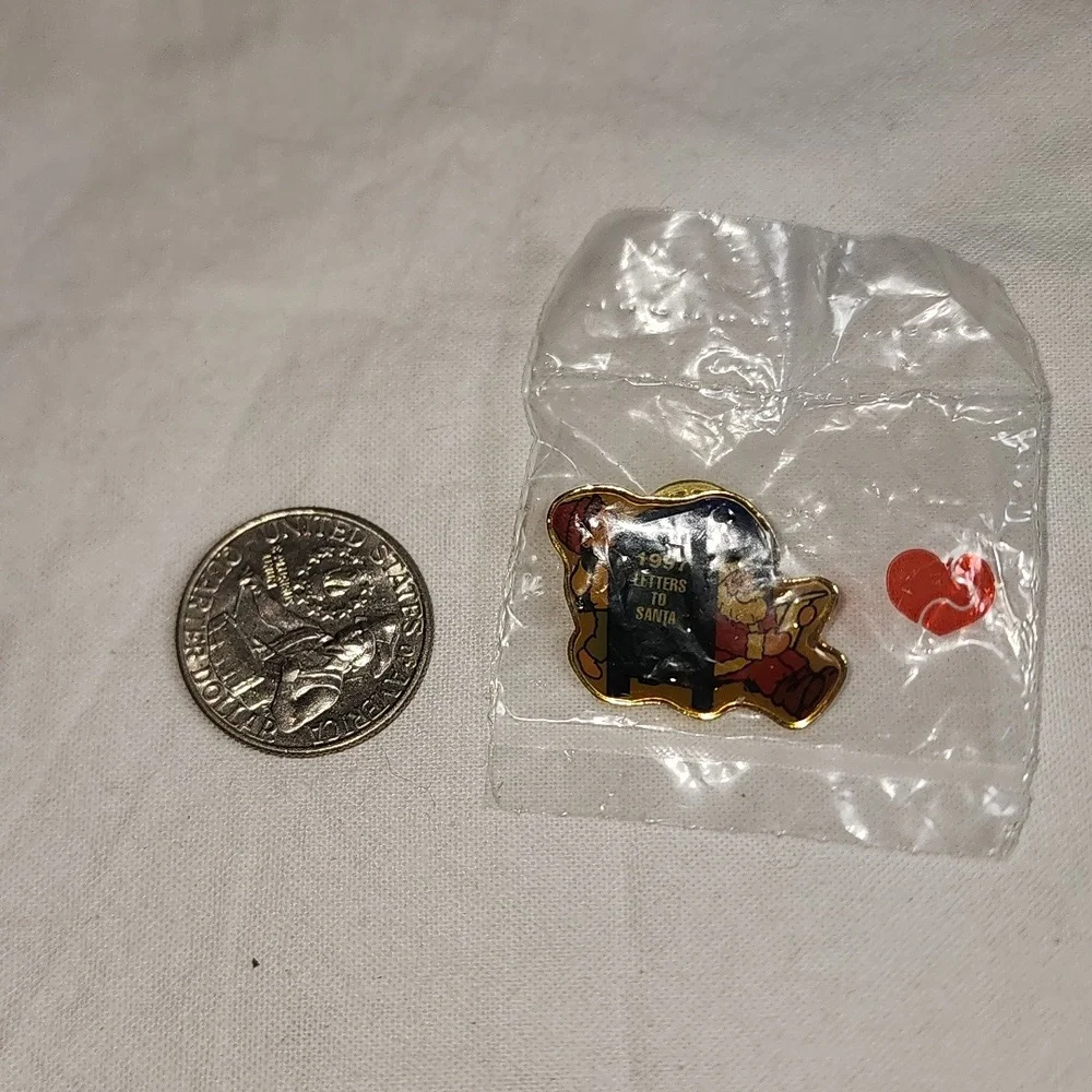 New in Package Hallmark 1997 Letters to Santa‎ Pin